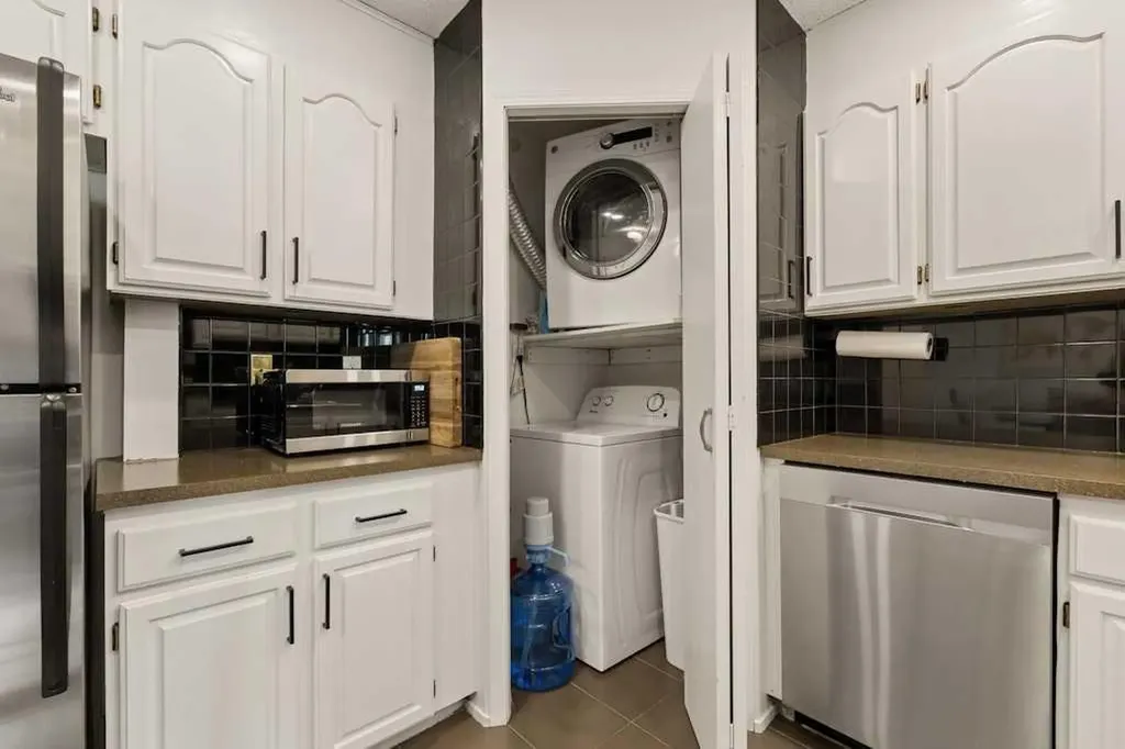 3809 45 Street SW Calgary AB T3E 3H4