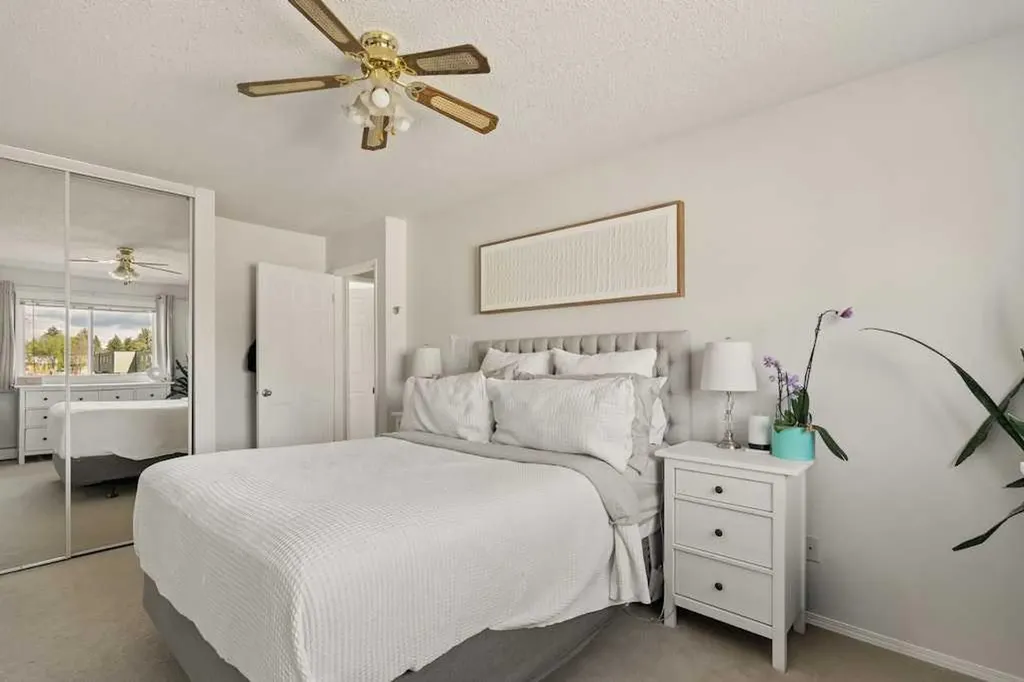 3809 45 Street SW Calgary AB T3E 3H4