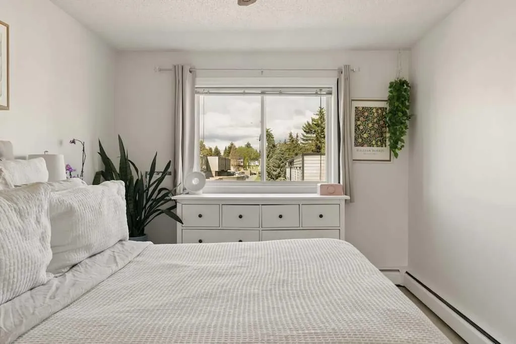 3809 45 Street SW Calgary AB T3E 3H4