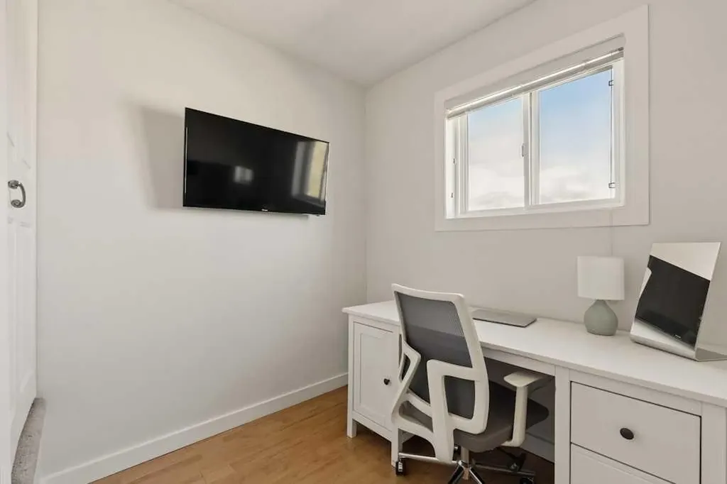 3809 45 Street SW Calgary AB T3E 3H4