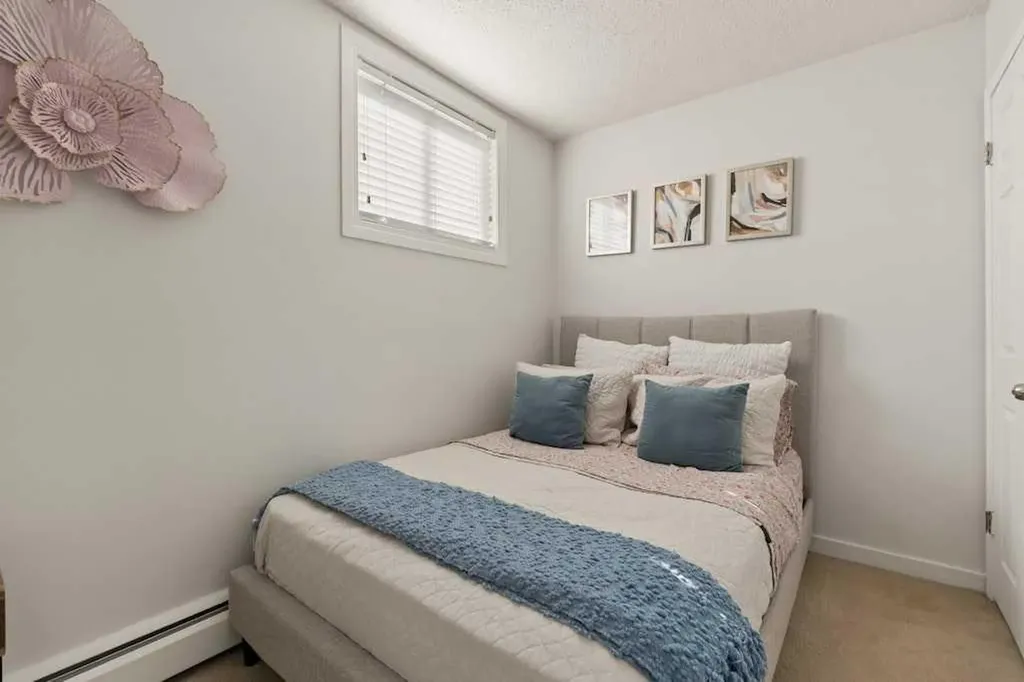 3809 45 Street SW Calgary AB T3E 3H4