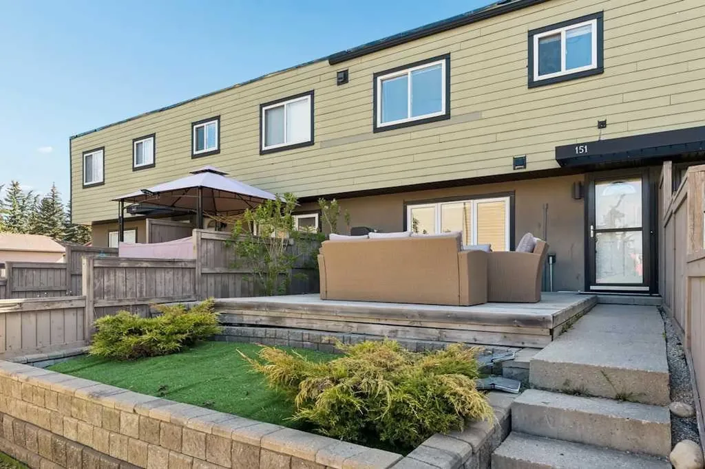 3809 45 Street SW Calgary AB T3E 3H4