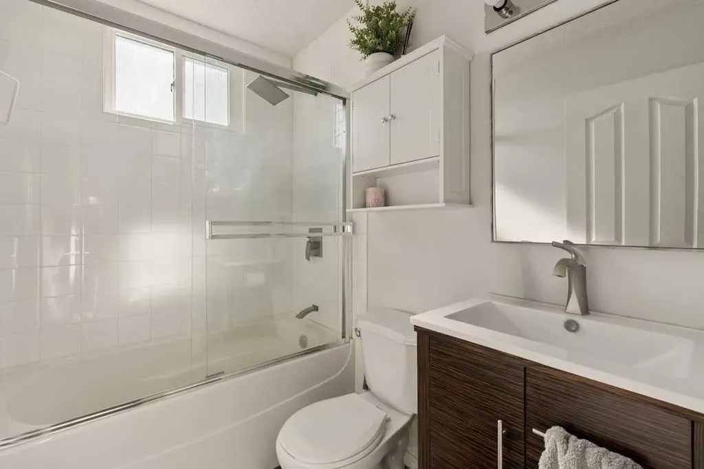 3809 45 Street SW Calgary AB T3E 3H4