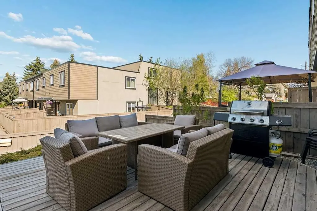 3809 45 Street SW Calgary AB T3E 3H4