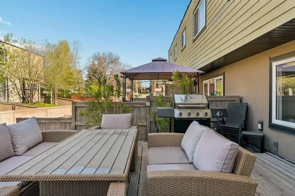 3809 45 Street SW Calgary AB T3E 3H4