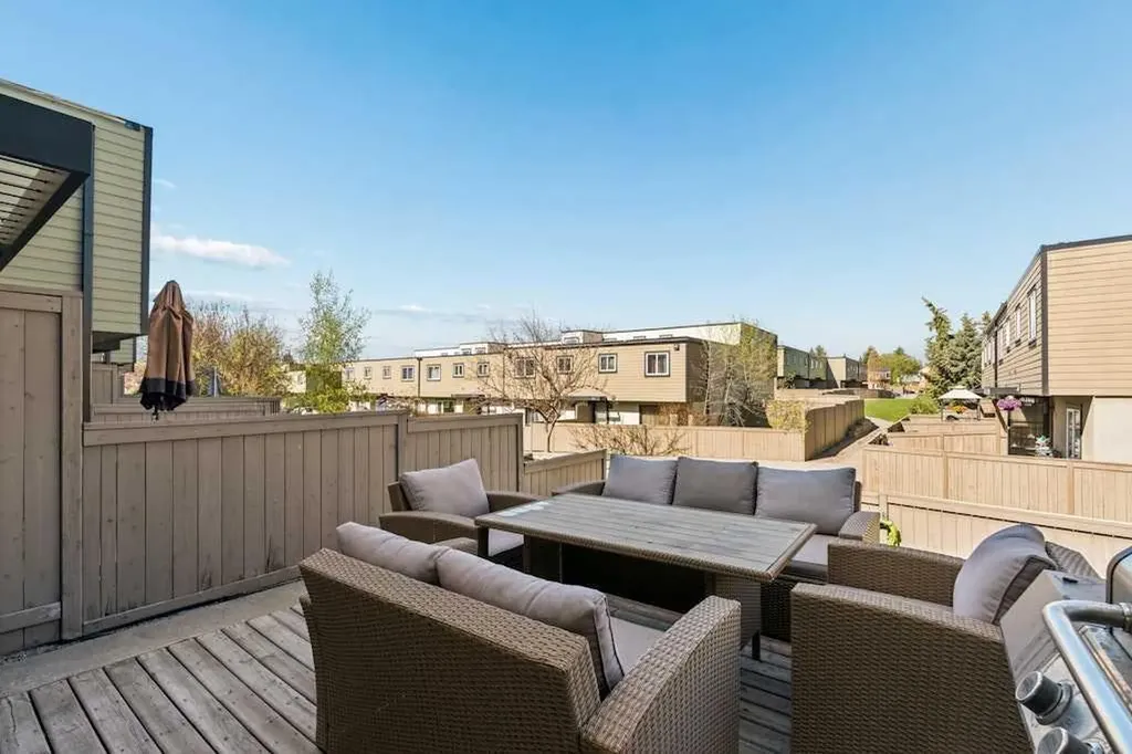 3809 45 Street SW Calgary AB T3E 3H4