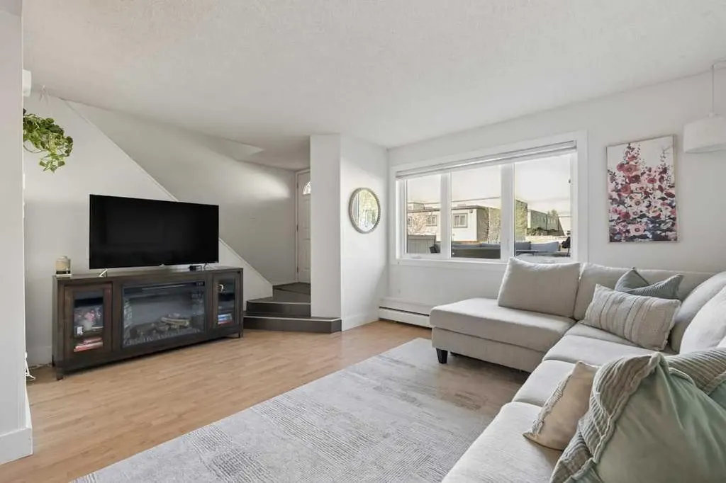 3809 45 Street SW Calgary AB T3E 3H4