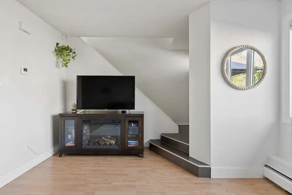 3809 45 Street SW Calgary AB T3E 3H4