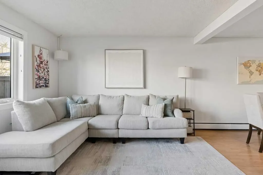 3809 45 Street SW Calgary AB T3E 3H4