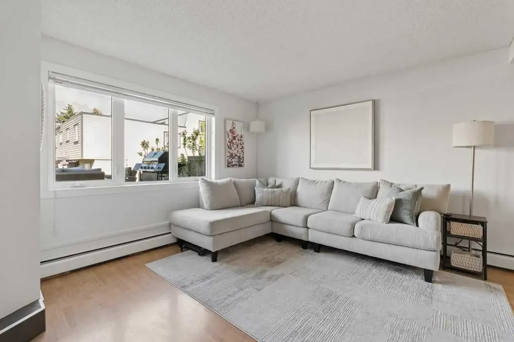 3809 45 Street SW Calgary AB T3E 3H4