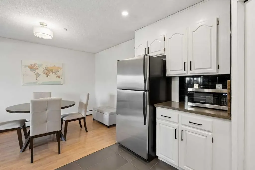 3809 45 Street SW Calgary AB T3E 3H4