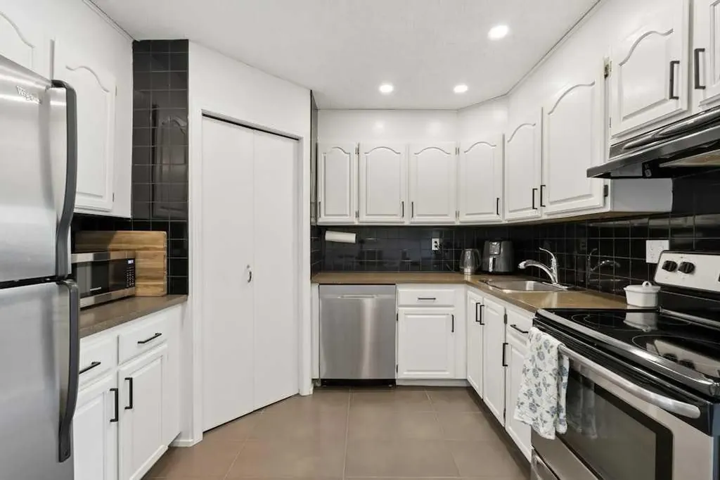 3809 45 Street SW Calgary AB T3E 3H4