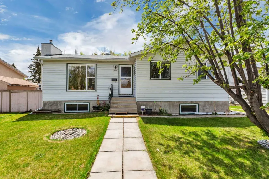 4318 45 Avenue Sylvan Lake AB T4S 1K8