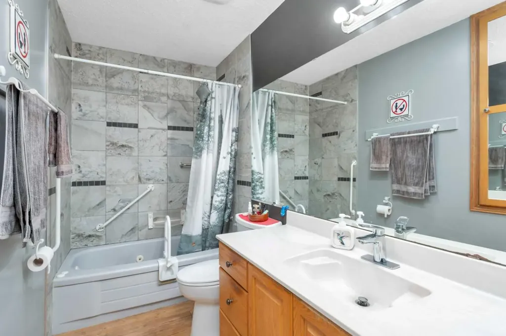 4318 45 Avenue Sylvan Lake AB T4S 1K8