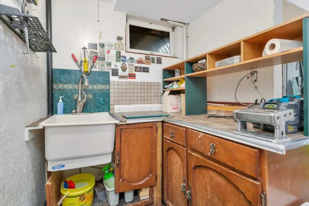 4318 45 Avenue Sylvan Lake AB T4S 1K8