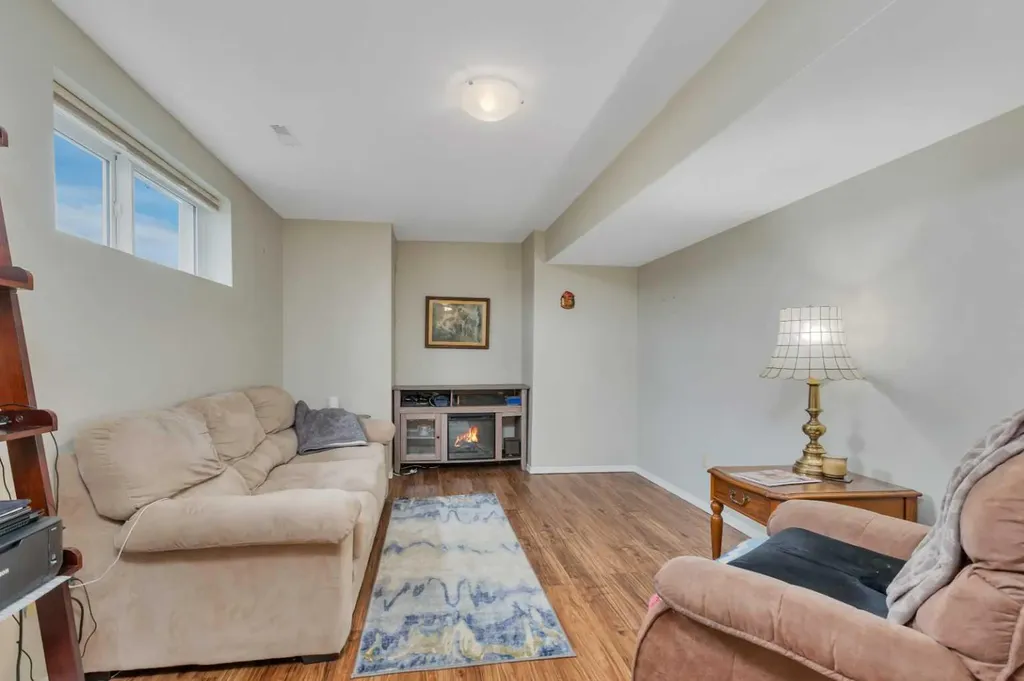4318 45 Avenue Sylvan Lake AB T4S 1K8