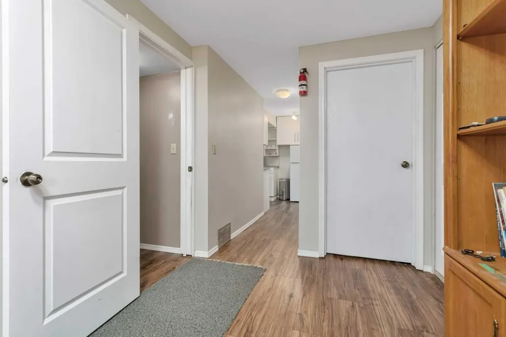 4318 45 Avenue Sylvan Lake AB T4S 1K8