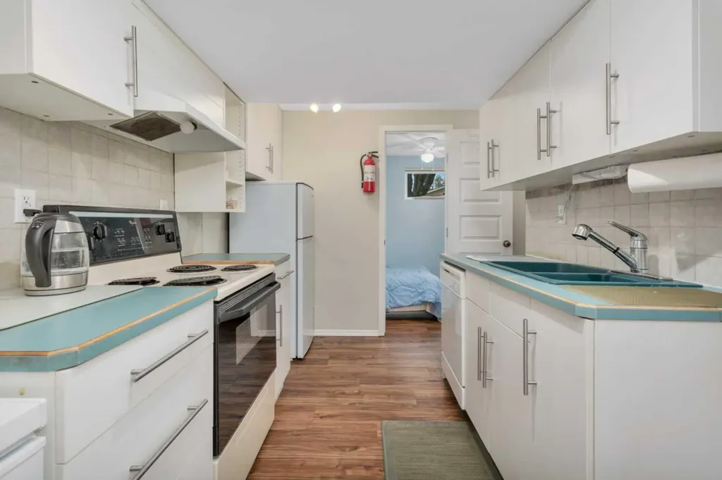 4318 45 Avenue Sylvan Lake AB T4S 1K8