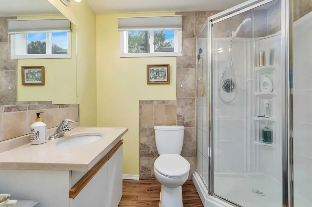 4318 45 Avenue Sylvan Lake AB T4S 1K8