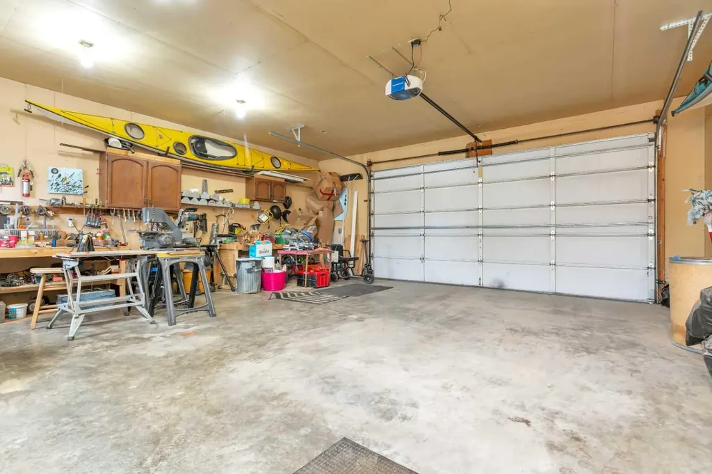 4318 45 Avenue Sylvan Lake AB T4S 1K8