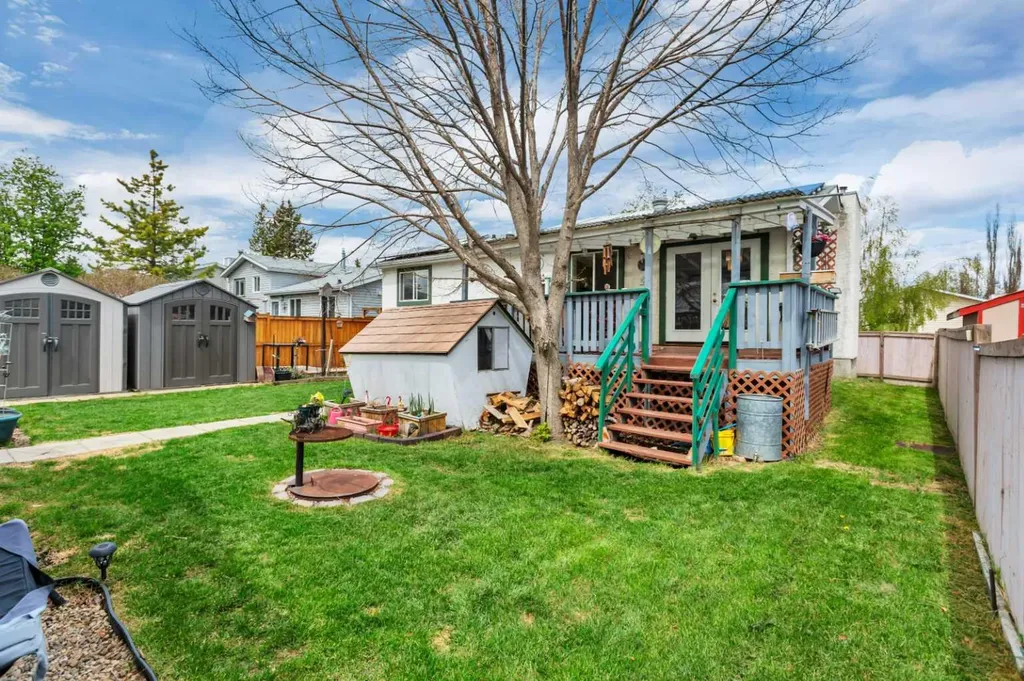 4318 45 Avenue Sylvan Lake AB T4S 1K8