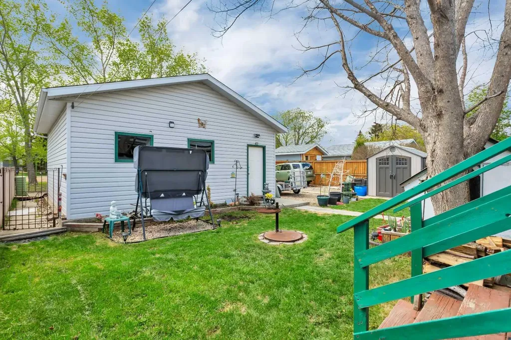 4318 45 Avenue Sylvan Lake AB T4S 1K8