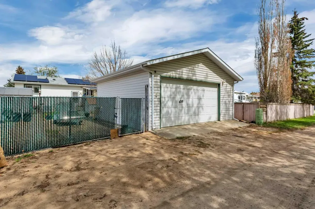4318 45 Avenue Sylvan Lake AB T4S 1K8
