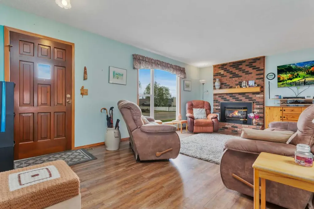 4318 45 Avenue Sylvan Lake AB T4S 1K8