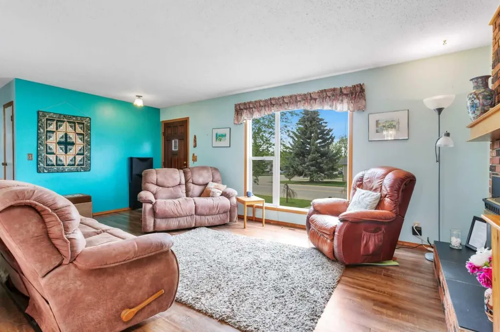 4318 45 Avenue Sylvan Lake AB T4S 1K8