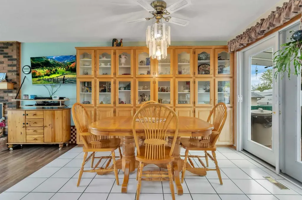 4318 45 Avenue Sylvan Lake AB T4S 1K8