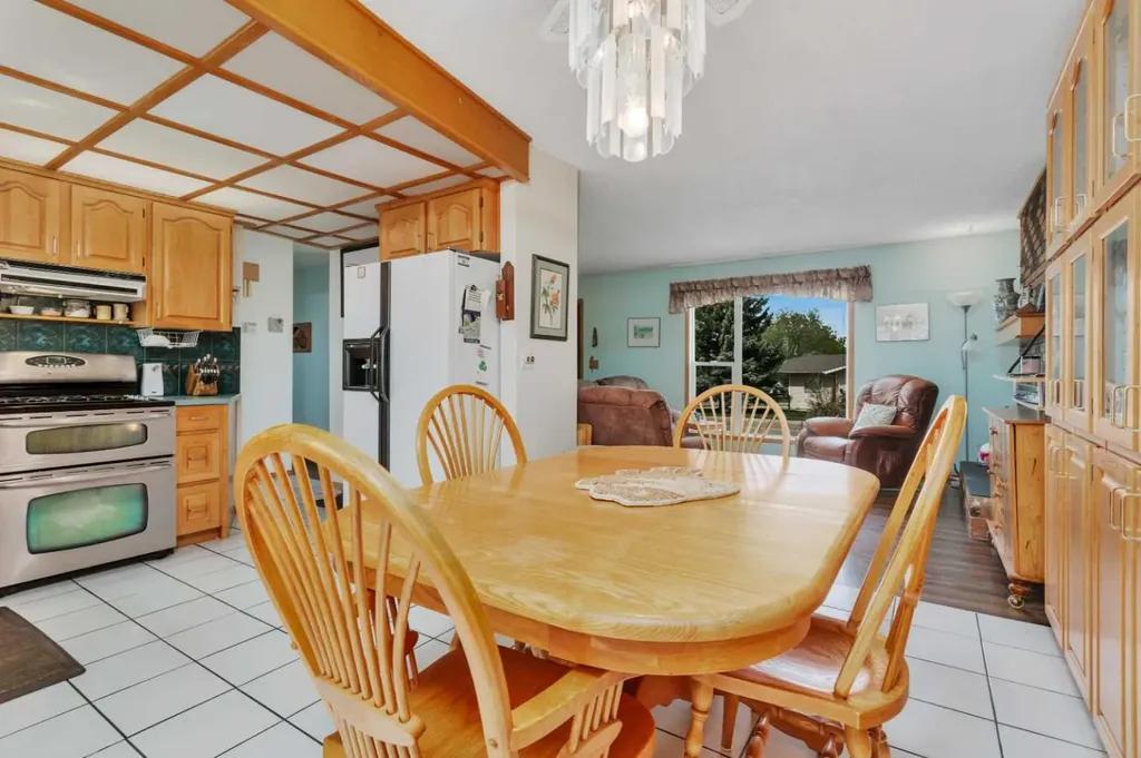 4318 45 Avenue Sylvan Lake AB T4S 1K8