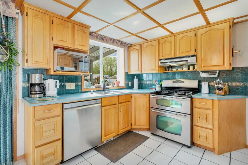4318 45 Avenue Sylvan Lake AB T4S 1K8