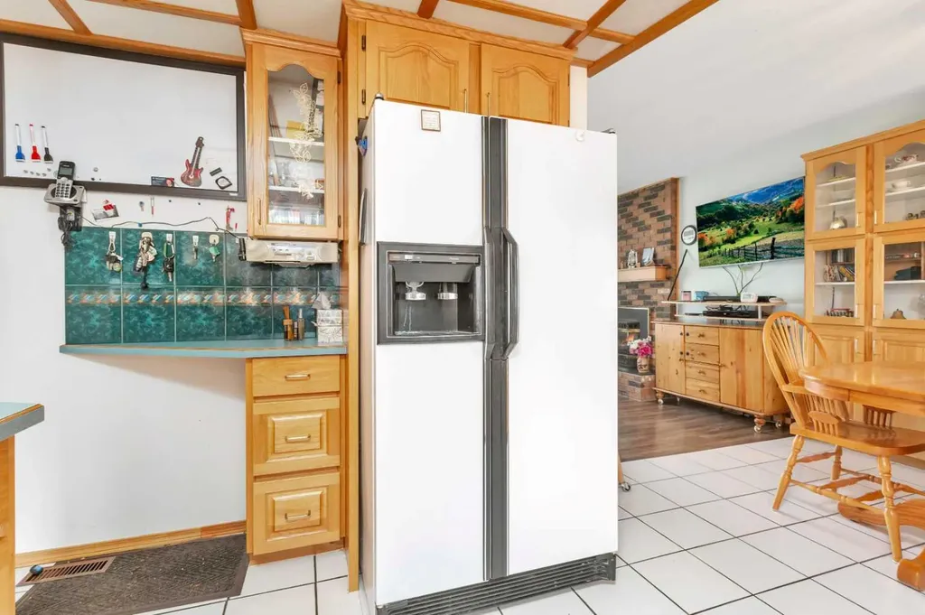 4318 45 Avenue Sylvan Lake AB T4S 1K8