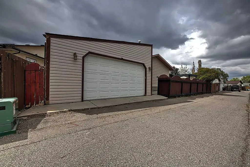 48 Deermont Way SE Calgary AB T2J 5P3