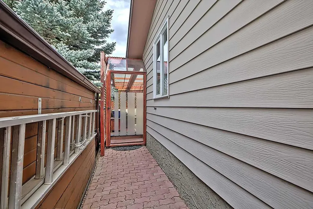 48 Deermont Way SE Calgary AB T2J 5P3