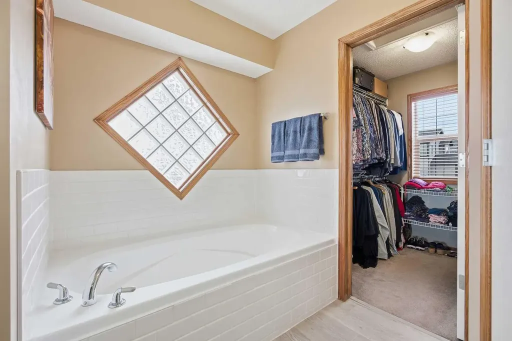276 Kincora Heights NW Calgary AB T3R 1N6