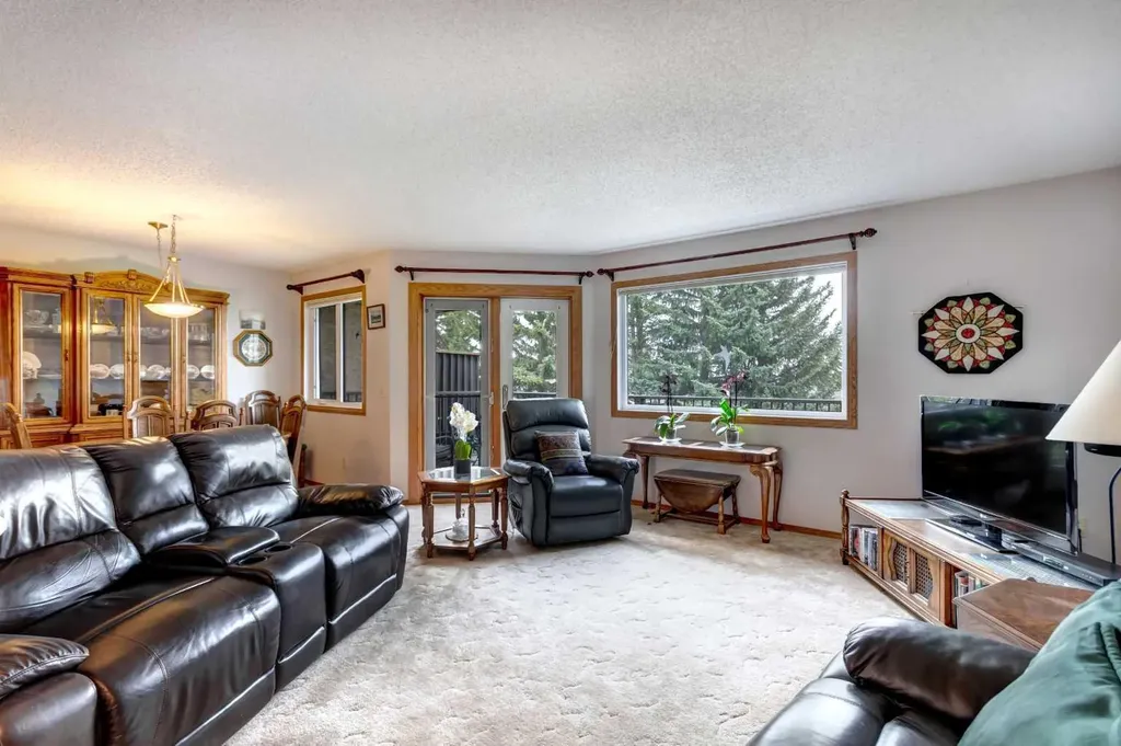 118 Strathcona Road SW Calgary AB T3H 1P3