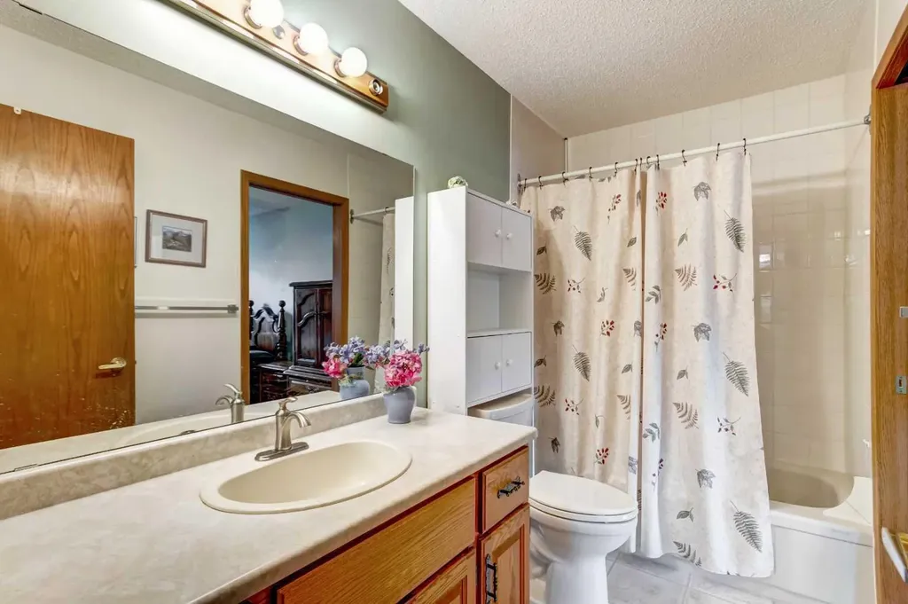 118 Strathcona Road SW Calgary AB T3H 1P3