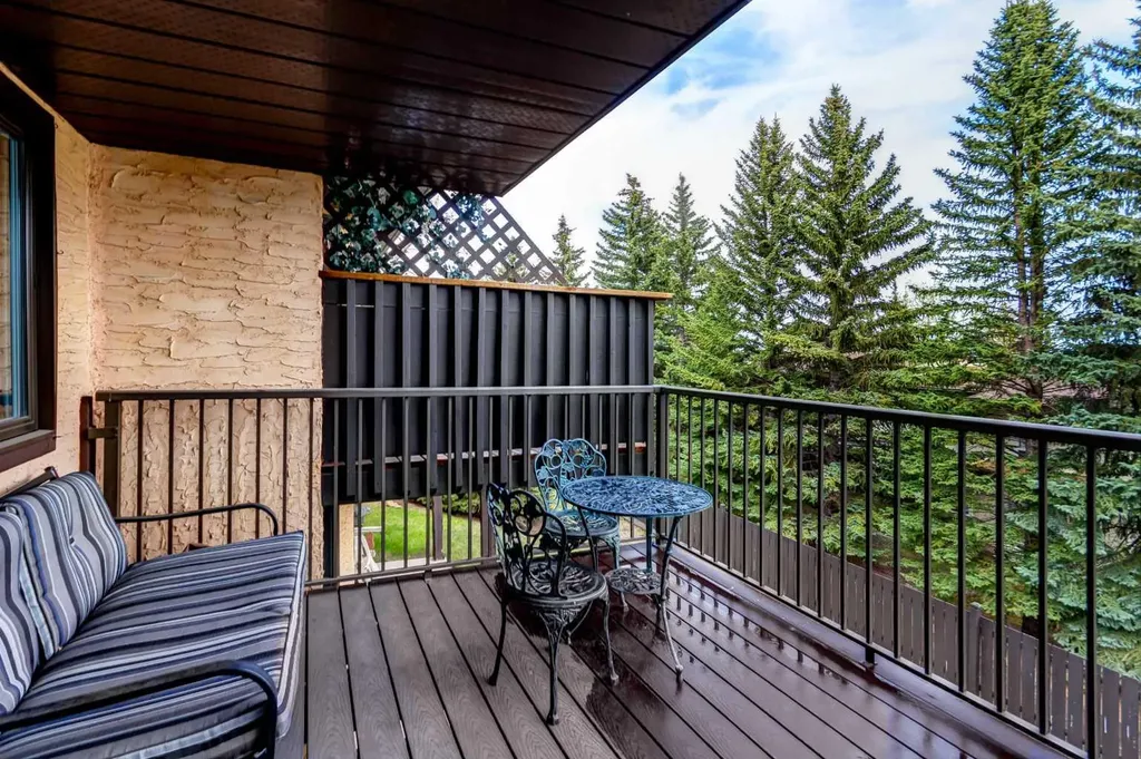 118 Strathcona Road SW Calgary AB T3H 1P3