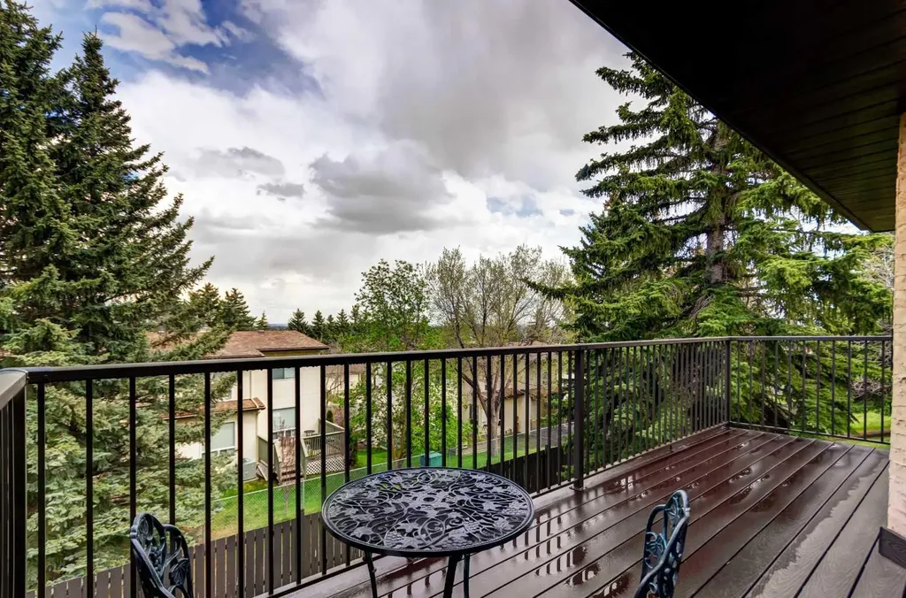 118 Strathcona Road SW Calgary AB T3H 1P3