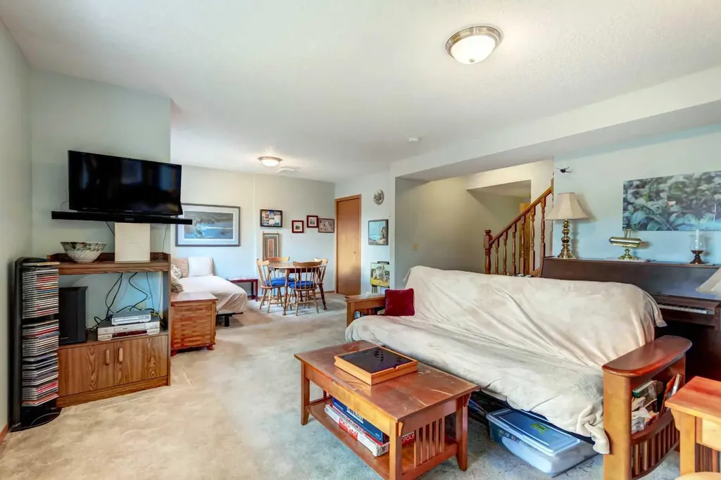 118 Strathcona Road SW Calgary AB T3H 1P3