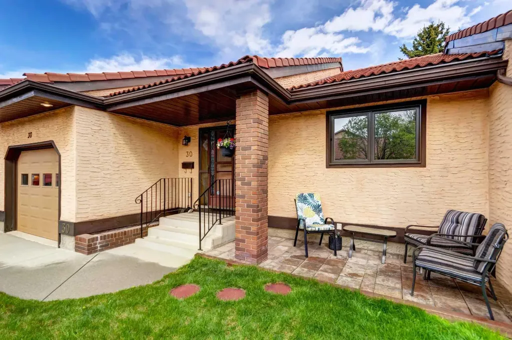 118 Strathcona Road SW Calgary AB T3H 1P3
