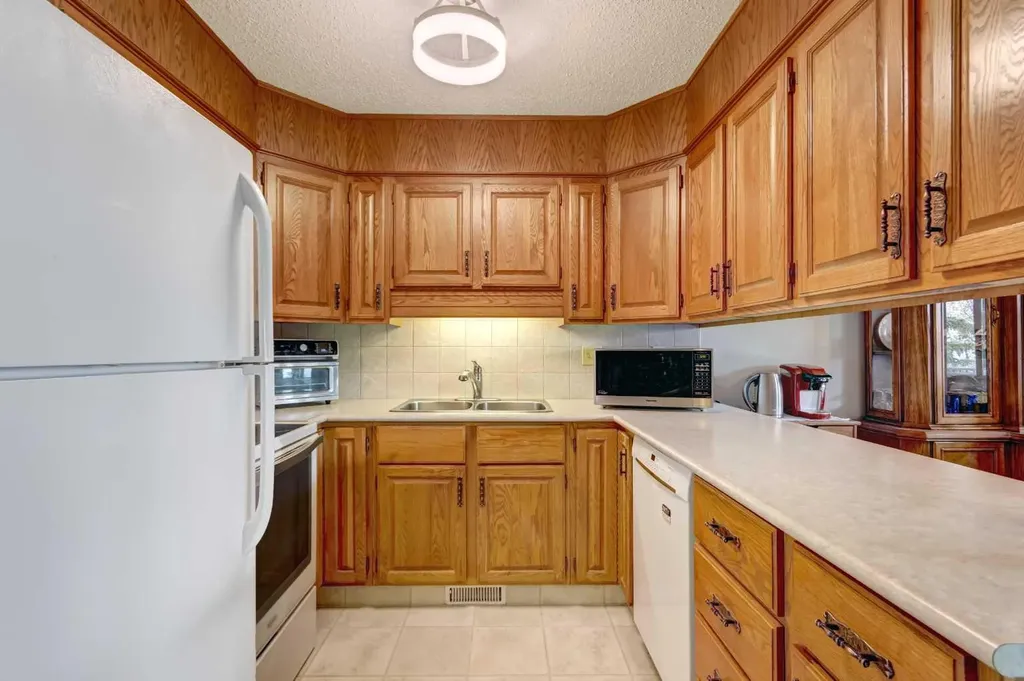 118 Strathcona Road SW Calgary AB T3H 1P3