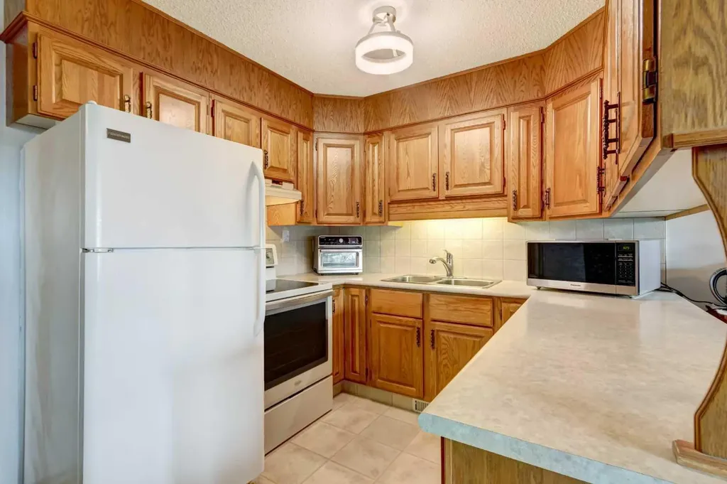 118 Strathcona Road SW Calgary AB T3H 1P3