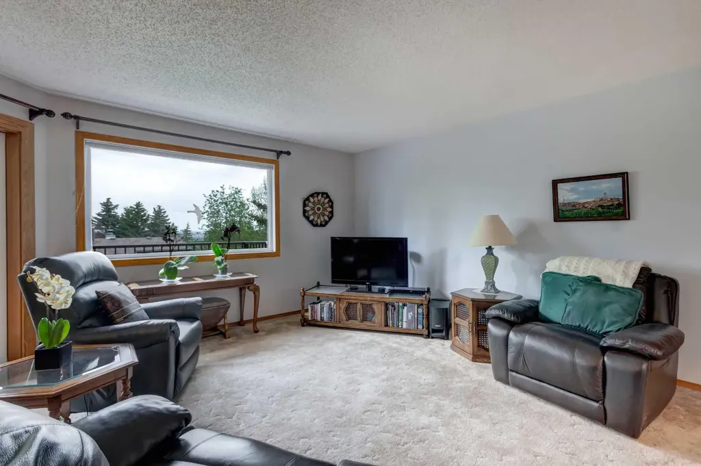 118 Strathcona Road SW Calgary AB T3H 1P3
