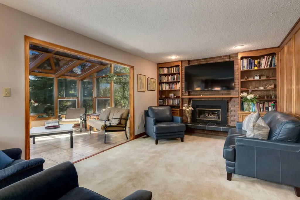 2724 Palliser Drive SW Calgary AB T2V 4G2