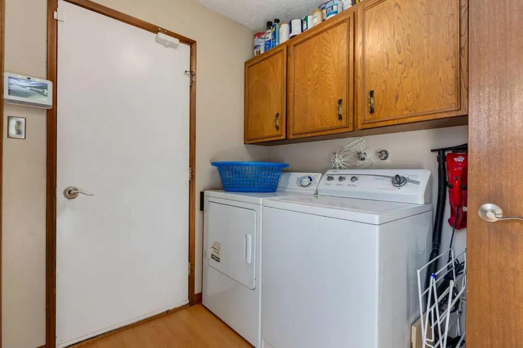2724 Palliser Drive SW Calgary AB T2V 4G2