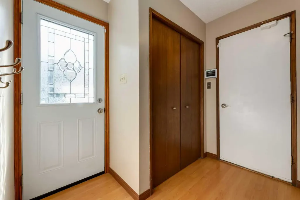 2724 Palliser Drive SW Calgary AB T2V 4G2
