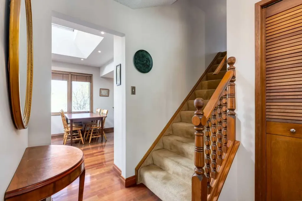 2724 Palliser Drive SW Calgary AB T2V 4G2