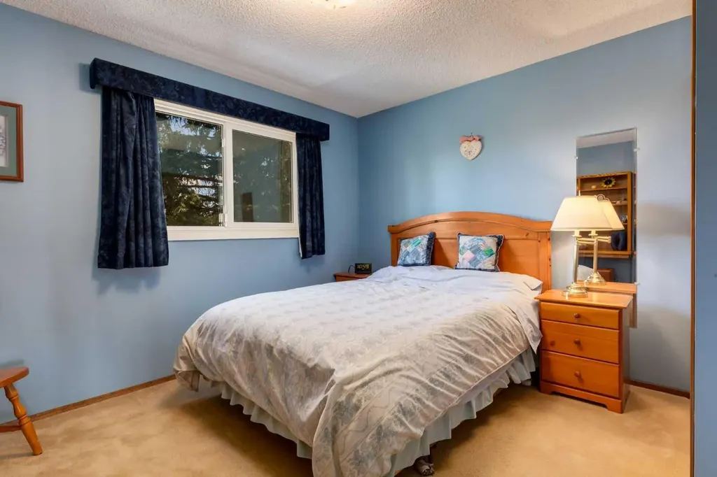 2724 Palliser Drive SW Calgary AB T2V 4G2